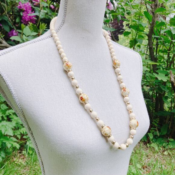 VTG Mid Century Japan Cream Floral Beaded Necklace Gold Tone Spacers 50s Lucite - Picture 3 of 14
